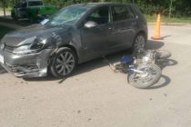 OTRO CHOQUE ENTRE UN AUTOMÓVIL Y UNA MOTO
