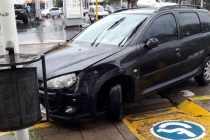 AUTO COLISIONÓ CONTRA UNA COLUMNA