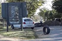 AUTOMOVILISTA INGRESÓ A LA CIUDAD POR UN ACCESO QUE ESTABA VALLADO