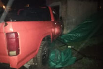 CONDUCTOR DE CAMIONETA PIERDE EL CONTROL Y SE INCRUSTA CONTRA UNA CASA