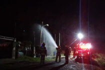 FUERON SOLICITADOS LOS BOMBEROS PARA SOFOCAR UN INCENDIO EN UN POSTE DE LUZ