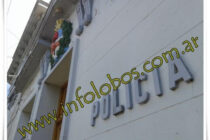 ARROJAN PIEDRAS CONTRA LA COMISARÍA ROMPIENDO VIDRIOS DE LA PUERTA DE ENTRADA