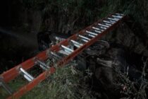 AUTOMÓVIL CAE EN UN PROFUNDO ZANJÓN