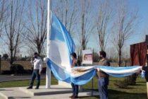 LA FIRMA MADERERA LOBOS, ELEVÓ LA BANDERA NACIONAL POR PRIMERA VEZ LUEGO DEL ACTO POR SAN MARTÍN