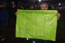 POLICÍAS, JUNTO A FAMILIARES Y CONOCIDOS RECLAMARON POR MEJORAS SALARIALES
