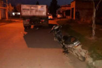 MOTOCICLISTA COLISIONA CONTRA CAMIÓN ESTACIONADO