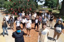 MIEMBROS DE DIVERSAS INSTITUCIONES ARMARON UN ÁRBOL DE NAVIDAD EN PLAZA 1810