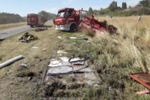 VUELCO Y DESTRUCCIÓN TOTAL DEL CAMIÓN DE ABASTECIMIENTO DE LOS BOMBEROS VOLUNTARIOS, VARIOS BOMBEROS HERIDOS