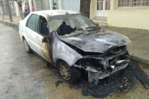 LOS BOMBEROS ASISTIERON AL INCENDIO DE UN AUTOMÓVIL