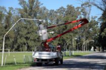 EL MUNICIPIO REPARA EN EL PARQUE LAS LUMINARIAS