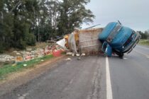 VUELCO DE UN CAMION CARGADO CON POLLOS, EL CHOFER LESIONADO