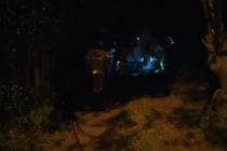 BOMBEROS: EL FUEGO DESTRUYO UN AUTOMOVIL EN UN TERRENO