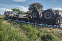 VUELCO DE ACOPLADO DE CAMION CARGADO CON ARENA