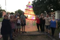 BRINDIS EN LA BIBLIOTECA HEROES DE MALVINAS PRESENTANDO EL HERMOSO ARBOLITO CON MAS DE 1.000 BOTELLAS