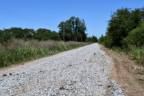 TRABAJO DE UN PARTICULAR Y EL MUNICIPIO: 9 KMS DE PIEDRA EN LAS CHACRAS