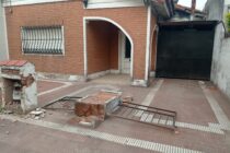 CAMIONETA DESTROZO ENTRADA DE UNA CASA HOY EN LA MADRUGADA
