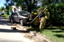 AUTO CHOCO CONTRA UNA COLUMNA DE ALUMBRADO, NO HUBO LESIONADOS