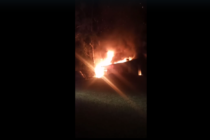 INCENDIO DE UN GALPON EN LA ARAUCARIA, CONCURRIERON 4 DOTACIONES