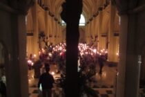 LOS FIELES COLMARON EL TEMPLO EN LA VIGILIA PASCUAL