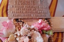 HAYDEE DIAZ DE AZCARATE RECIBIO LA CRUZ Y PLAQUETA QUE TUVO SU HIJO EN LA SEPULTURA EN MALVINAS