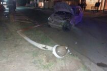AUTO CHOCO CONTRA UNA COLUMNA DE ALUMBRADO, NO HUBO LESIONADOS GRAVES