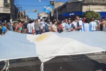 EN LOBOS, MILES DE PERSONAS SE UNIERON PARA CELEBRAR EL TITULO DE ARGENTINA