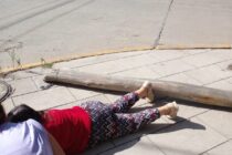 UNA VECINA TROPEZO CON UN POSTE TIRADO EN LA VEREDA Y SUFRIO LESIONES