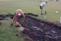 JUGADORES Y TECNICOS DE SALGADO TRABAJAN PARA QUE LA CANCHA ESTE IMPECABLE