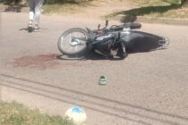 CAIDA DE UNA MOTO EN CALLE FORTUNATO J. DIAZ, LA CONDUCTORA CON TRAUMATISMO DE CRANEO