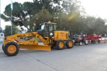 MOTONIVELADORA Y TRACTORES CON ACOPLADOS, NUEVA MAQUINARIA MUNICIPAL