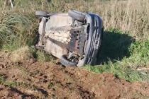 VUELCO DE UN AUTO EN EL CAMINO A ZAPIOLA, SIN MAYORES CONSECUENCIAS