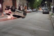 VUELCO DE UN AUTO EN BS. AS. E YRIGOYEN, CON UN LESIONADO