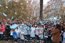 HOMENAJE A LA BANDERA Y A SU CREADOR. EL INTENDENTE TOMO PROMESA DE FIDELIDAD A LOS ALUMNOS DE NIVEL PRIMARIO