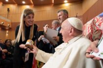 LA INTENDENTA DE CAÑUELAS, MARISA FASSI, SALUDO AL PAPA FRANCISCO Y LE ENTREGO OBSEQUIOS