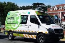 MOTOCICLISTA CON FRACTURA EN AMBAS PIERNAS TRAS SER IMPACTADO POR UN AUTO QUE CONDUCÍA UN MENOR