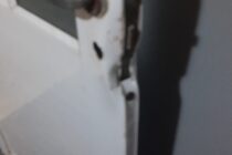 ENTRARON A SU CASA Y LE ROBARON LOS AHORROS Y CUCHILLOS DE VALOR