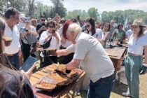 ABUELO Y NIETA, LOS GANADORES DE LA PRIMERA EDICION DEL CONCURSO DEL ASADO A LA ESTACA EN LOBOS