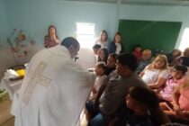 15 NIÑOS FUERON BAUTIZADOS EN  EL BARRIO HIPODROMO POR EL PARROCO MENA