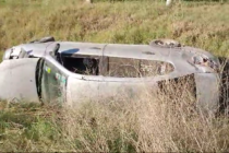 VUELCO DE UN AUTO EN CALLEJON DORREGO Y LAS HERAS. HABIA SIDO ROBADO EN EMPALME