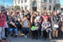 MOMENTOS DE PROFUNDA EMOCION EN LA ENTRONIZACION DE LA PRIMERA PLACA QUE SE COLOCO EN MEMORIA DE HORARIO ECHAVE EN MALVINAS