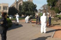 INEDITO HALLAZGO EN LA PLAZA 1810: UN ARMA LIMADA, CHALECOS ANTIBALA Y OTROS ELEMENTOS