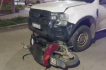 MOTOCICLISTA CON FRACTURA DE TOBILLO TRAS EL CHOQUE CON UNA CAMIONETA