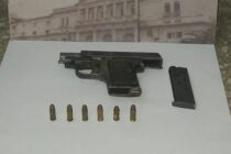 LA POLICIA DETUVO EN EL CENTRO DE LOBOS A UN SUJETO DE EMPALME QUE LLEVABA UNA PISTOLA SIN MARCA CARGADA