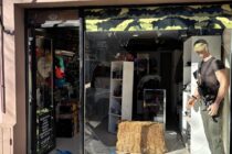 DESTROZARON LA VIDRIERA Y ROBARON EN UN COMERCIO CENTRICO
