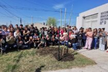 LANZARON LA CAMPAÑA «LOBOS MAS VERDE» PLANTANDO JACARANDA EN LA SECUNDARIA 9