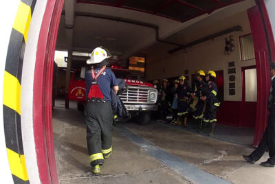 BOMBEROS. INCENDIO TOTAL EN UN AUTOMOVIL EN CALLE MITRE