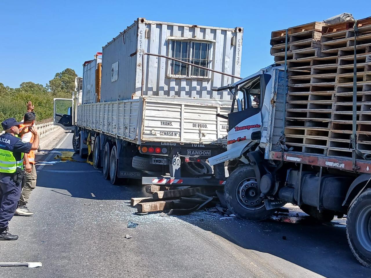 CHOQUE DE DOS CAMIONES Y OTROS VEHICULOS POR ALCANCE EN LA RUTA 205, UN ...