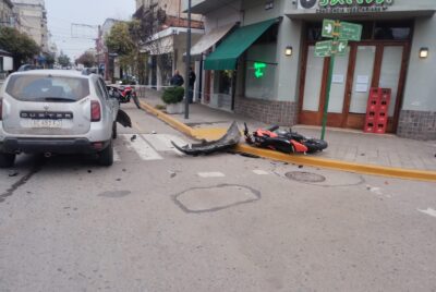 MOTOCICLISTA CON FRACTURA DE PERONE TRAS CHOCAR CON UN AUTO
