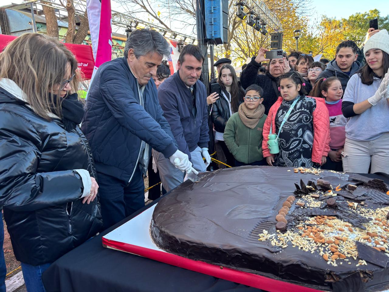MILES DE PERSONAS DISFRUTARON DE LA CUARTA FIESTA DEL ALFAJOR EN LOBOS