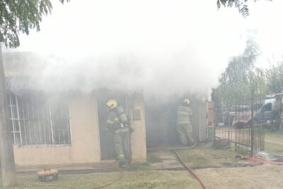 INCENDIO VORAZ EN UNA VIVIENDA DE CALLE LISANDRO DE LA TORRE